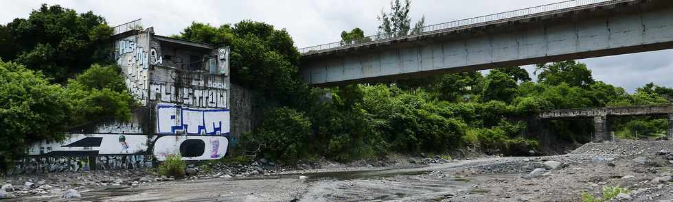 26 fvrier 2018 - St-Louis - Rivire St-Etienne - Dmolition du vieux pont amont  et du radier de 2007 -