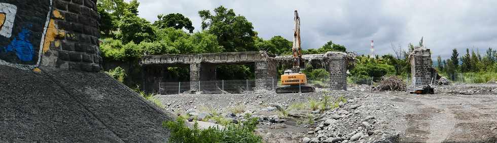 26 fvrier 2018 - St-Louis - Rivire St-Etienne - Dmolition du vieux pont amont  et du radier de 2007 -