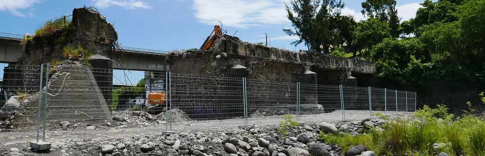 26 fvrier 2018 - St-Louis - Rivire St-Etienne - Dmolition du vieux pont amont  et du radier de 2007 -