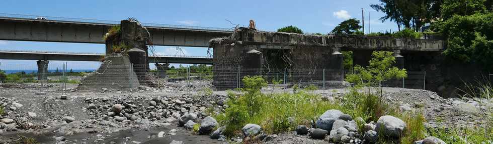 26 fvrier 2018 - St-Louis - Rivire St-Etienne - Dmolition du vieux pont amont  et du radier de 2007 -