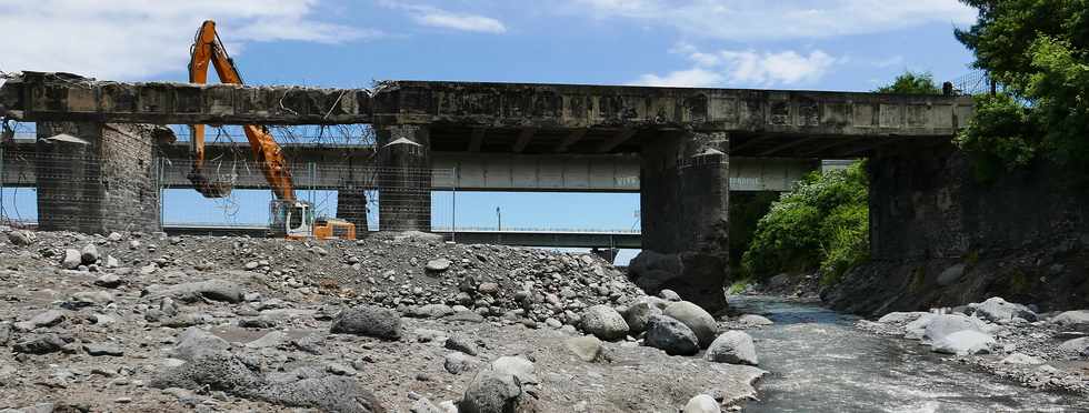 26 fvrier 2018 - St-Louis - Rivire St-Etienne - Dmolition du vieux pont amont  et du radier de 2007 -