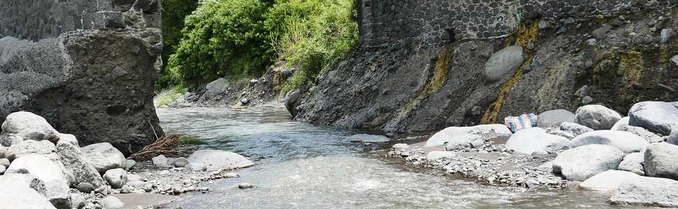 26 fvrier 2018 - St-Louis - Rivire St-Etienne - Dmolition du vieux pont amont  et du radier de 2007 -