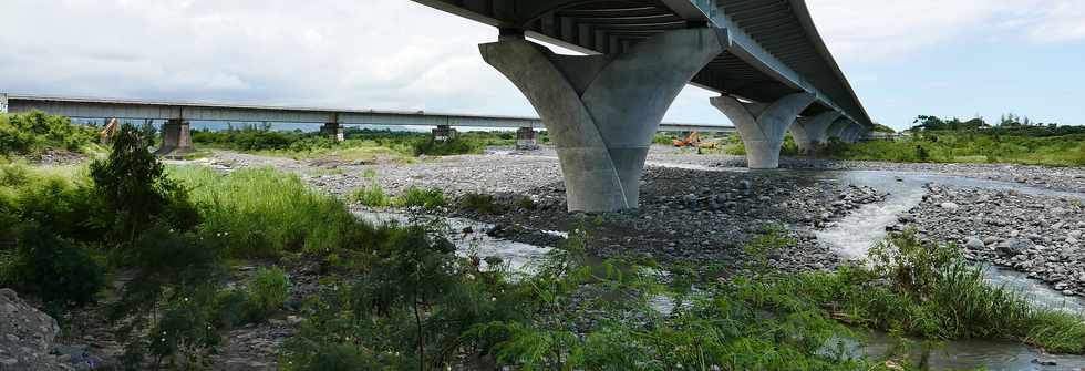 26 fvrier 2018 - St-Louis - Rivire St-Etienne - Dmolition du vieux pont amont  et du radier de 2007 -