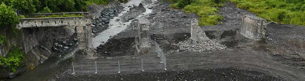 4 mars 2018 - St-Louis- Rivire St-Etienne - Travaux de dmolition du vieux pont -