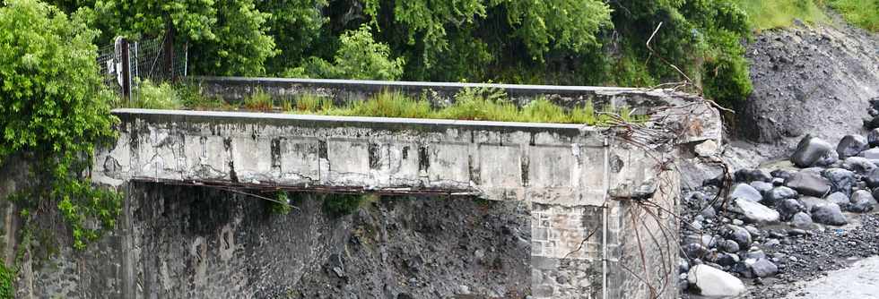 4 mars 2018 - St-Louis- Rivire St-Etienne - Travaux de dmolition du vieux pont -