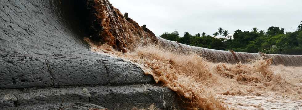 5 mars 2018 - St-Pierre - Cyclone Dumazile - Radier de la rivire d'Abord submerg -