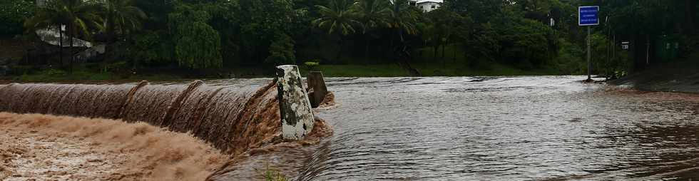 5 mars 2018 - St-Pierre - Cyclone Dumazile - Radier de la rivire d'Abord submerg -