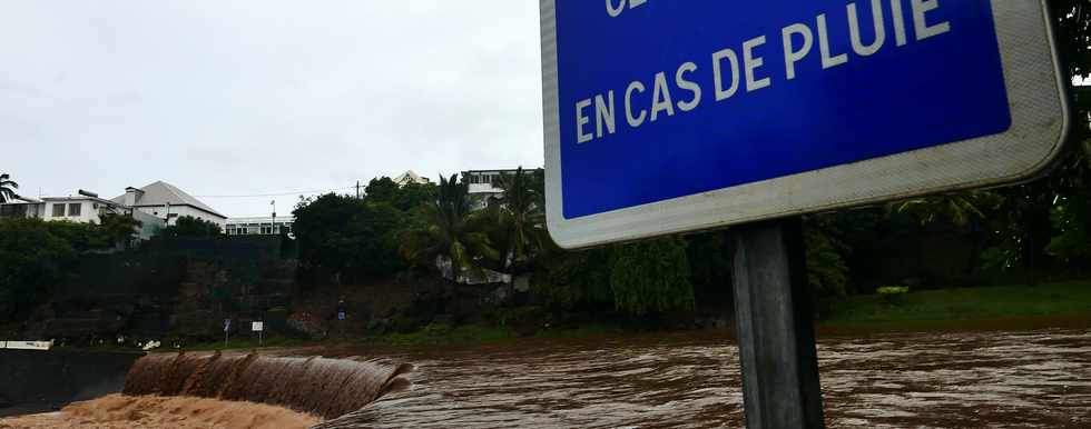 5 mars 2018 - St-Pierre - Cyclone Dumazile - Radier de la rivire d'Abord submerg -