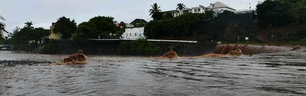 5 mars 2018 - St-Pierre - Cyclone Dumazile - Radier de la rivire d'Abord submerg -