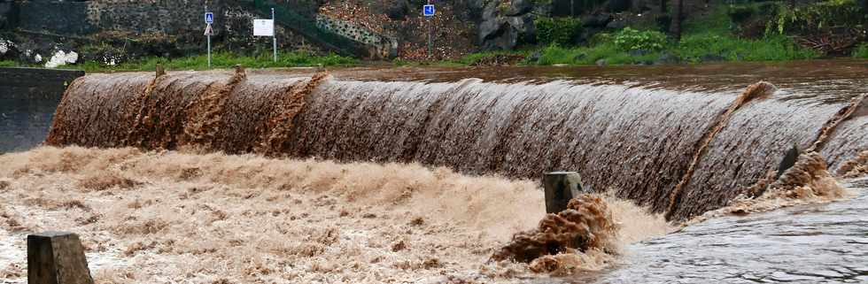 5 mars 2018 - St-Pierre - Cyclone Dumazile - Radier de la rivire d'Abord submerg -