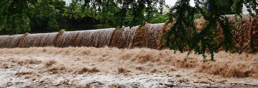 5 mars 2018 - St-Pierre - Cyclone Dumazile - Radier de la rivire d'Abord submerg -