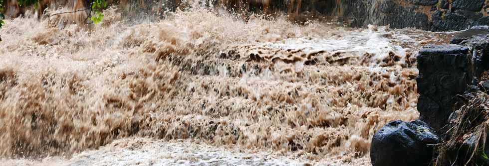 5 mars 2018 - St-Pierre - Cyclone Dumazile - Radier de la rivire d'Abord submerg -