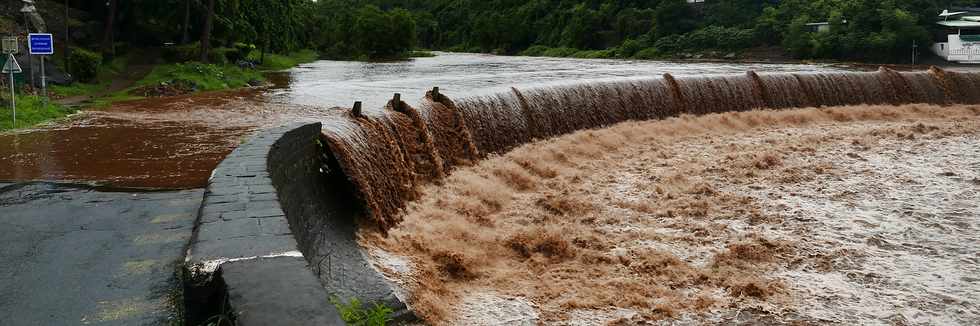 5 mars 2018 - St-Pierre - Cyclone Dumazile - Radier de la rivire d'Abord submerg -