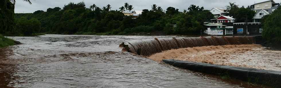 5 mars 2018 - St-Pierre - Cyclone Dumazile - Radier de la rivière d'Abord submergé -