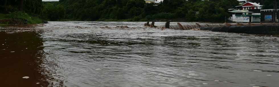 5 mars 2018 - St-Pierre - Cyclone Dumazile - Radier de la rivire d'Abord submerg -