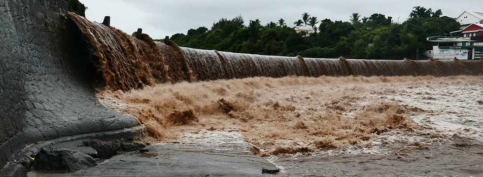 5 mars 2018 - St-Pierre - Cyclone Dumazile - Radier de la rivière d'Abord submergé -
