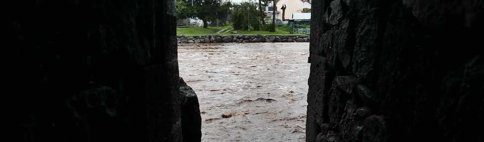 5 mars 2018 - St-Pierre - Cyclone Dumazile - Radier de la rivire d'Abord submerg -