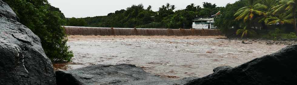 5 mars 2018 - St-Pierre - Cyclone Dumazile - Radier de la rivire d'Abord submerg -