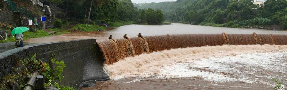 5 mars 2018 - St-Pierre - Cyclone Dumazile - Radier de la rivire d'Abord submerg -