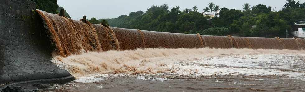 5 mars 2018 - St-Pierre - Cyclone Dumazile - Radier de la rivire d'Abord submerg -