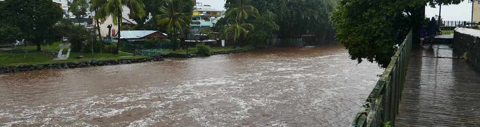 5 mars 2018 - St-Pierre - Cyclone Dumazile - Radier de la rivire d'Abord submerg -