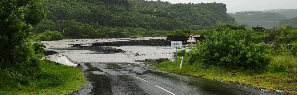 5 mars 2018 - 8h - Cyclone Dumazile - Bras de Cilaos - Radier du Ouaki  emport