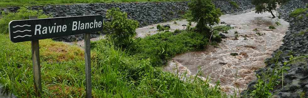 5 mars 2018 - 8h - Cyclone Dumazile - Ligne Paradis - Ravine Blanche en crue