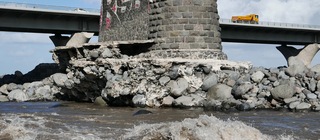 9 mars 2018 - Rivire Saint-Etienne - Pile P6 de l'ancien pont amont aprs le passage du cyclone Dumazile
