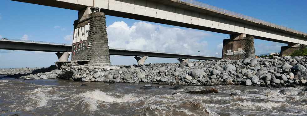 9 mars 2018 - Rivière Saint-Etienne -Cyclone Dumazile - Ancien pont amont après la crue - Affouillement de la P6
