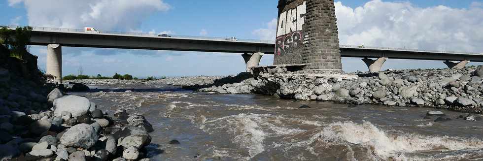 9 mars 2018 - Rivière Saint-Etienne -Cyclone Dumazile - Ancien pont amont après la crue - Affouillement de la P6