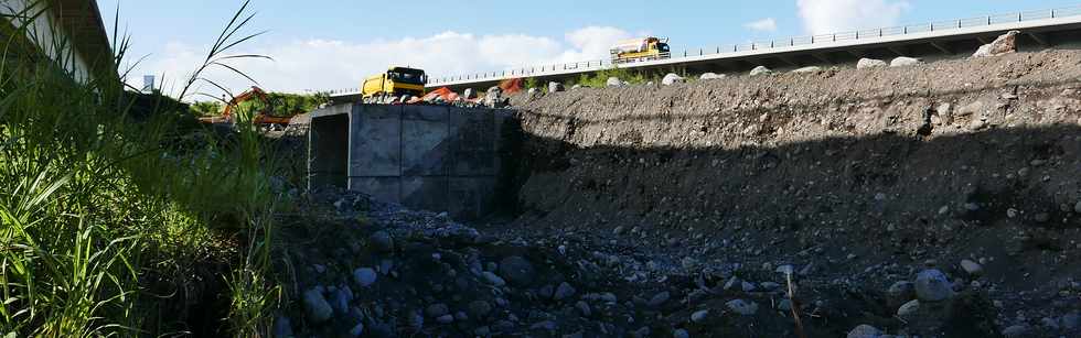 9 mars 2018 - Rivire St-Etienne - Chantier de dmolition de l'ancien radier de 2007 - Entreprise A3TN