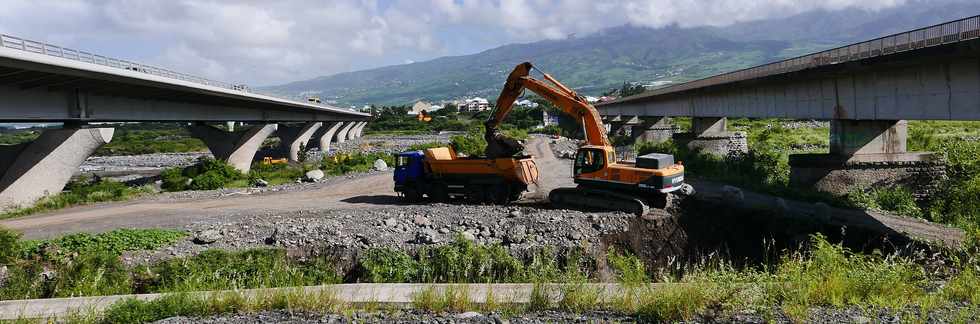 9 mars 2018 - Rivire St-Etienne - Chantier de dmolition de l'ancien radier de 2007 - Entreprise A3TN