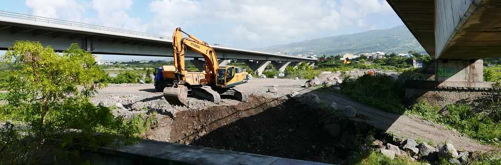 9 mars 2018 - Rivire St-Etienne - Chantier de dmolition de l'ancien radier de 2007 - Entreprise A3TN