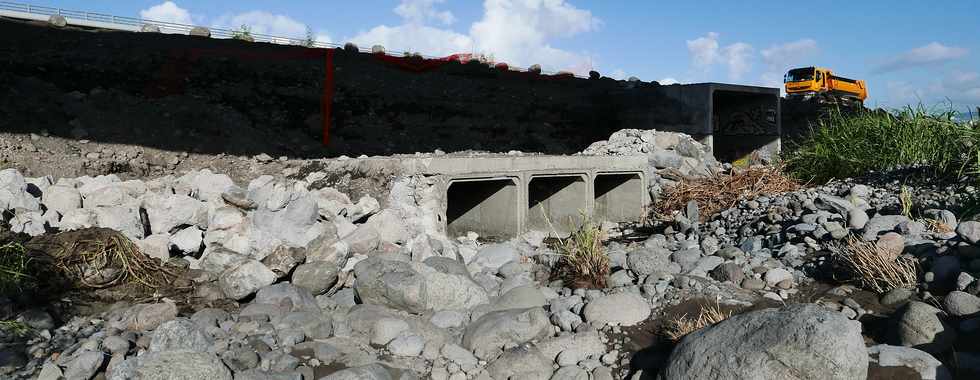 9 mars 2018 - Rivire St-Etienne - Chantier de dmolition de l'ancien radier de 2007 - Entreprise A3TN