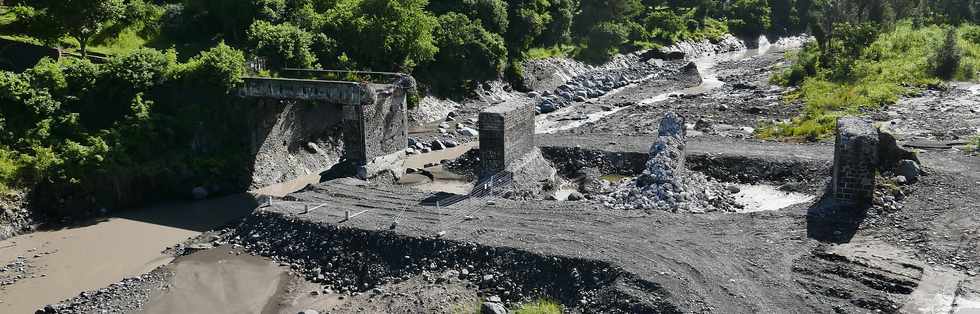 9 mars 2018 - Rivire St-Etienne - Chantier de dmolition de l'ancien pont amont - Entreprise A3TN