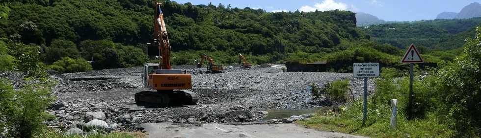 13 mars 2018 - Bras de Cilaos - Travaux au radier du Ouaki aprs le passage du cyclone Dumazile