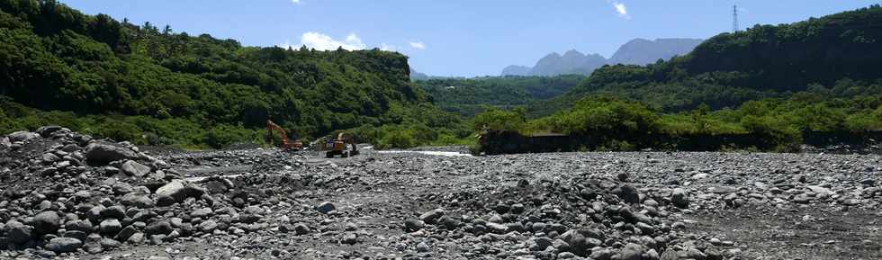 13 mars 2018 - Bras de Cilaos - Travaux au radier du Ouaki aprs le passage du cyclone Dumazile