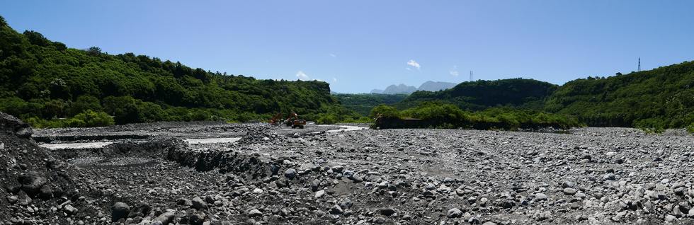 13 mars 2018 - Bras de Cilaos - Travaux au radier du Ouaki aprs le passage du cyclone Dumazile