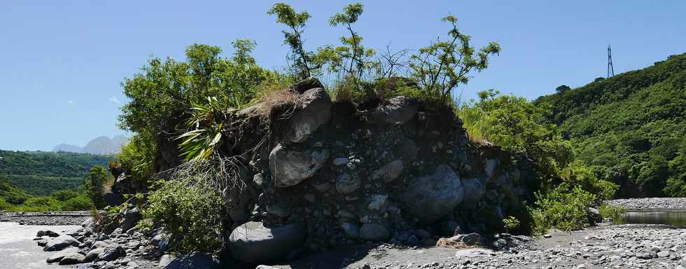 13 mars 2018 - Bras de Cilaos - Travaux au radier du Ouaki aprs le passage du cyclone Dumazile