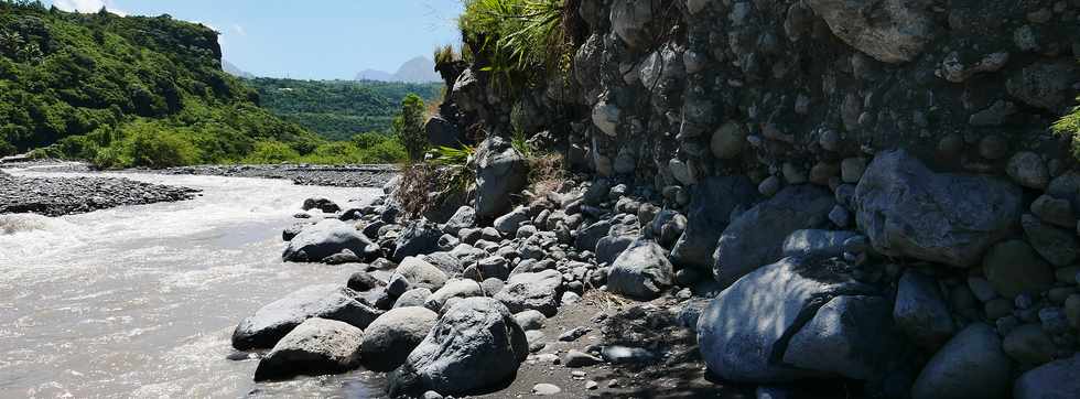 13 mars 2018 - Bras de Cilaos - Travaux au radier du Ouaki aprs le passage du cyclone Dumazile