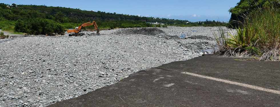 13 mars 2018 - Bras de Cilaos - Travaux au radier du Ouaki aprs le passage du cyclone Dumazile - Ancienne chuasse perche -