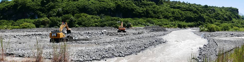 13 mars 2018 - Bras de Cilaos - Travaux au radier du Ouaki aprs le passage du cyclone Dumazile - Ancienne chuasse perche -