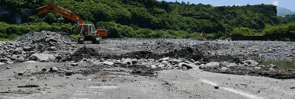 13 mars 2018 - Bras de Cilaos - Travaux au radier du Ouaki aprs le passage du cyclone Dumazile -