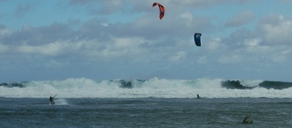 180418 - St-Pierre - Kitesurfers sur la plage de la gendarmerie - Houle