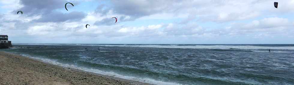 18 avril 2018 - St-Pierre - houle - kitesurfers devant la plage de la gendarmerie -