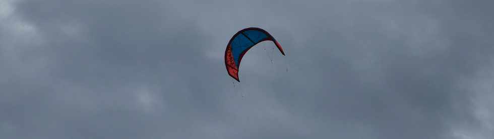 18 avril 2018 - St-Pierre - houle - kitesurfers devant la plage de la gendarmerie -