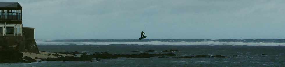 18 avril 2018 - St-Pierre - houle - kitesurfers devant la plage de la gendarmerie -