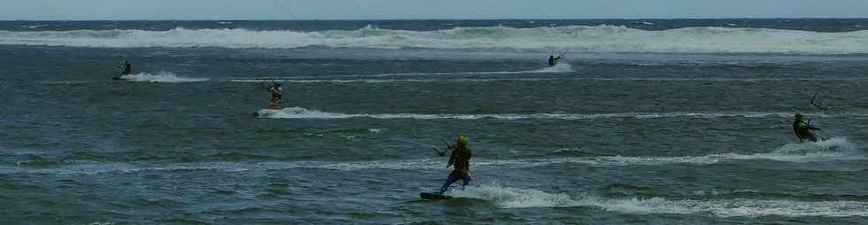 18 avril 2018 - St-Pierre - houle - kitesurfers devant la plage de la gendarmerie -