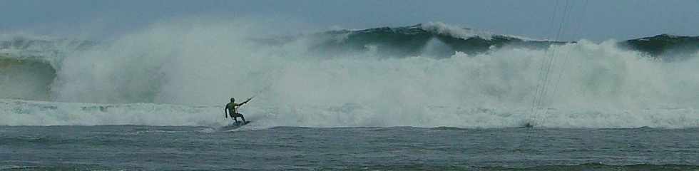 18 avril 2018 - St-Pierre - houle - kitesurfers devant la plage de la gendarmerie -