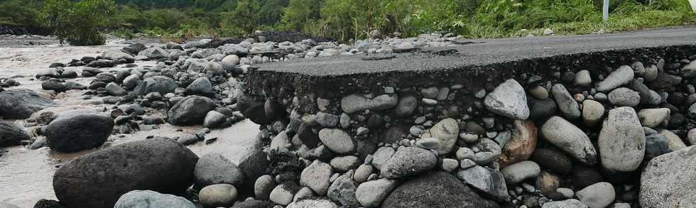 24 avril 2018 - Forte tempte tropicale Fakir - Bras de Cilaos en crue - Radier du Ouaki submerg